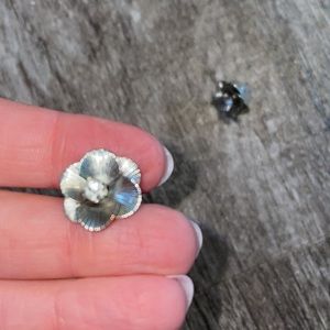 Vintage floral bloom blossom earrings silver